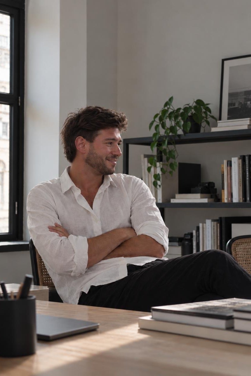 Francisco Sepiurka sentado en una oficina, sonriendo