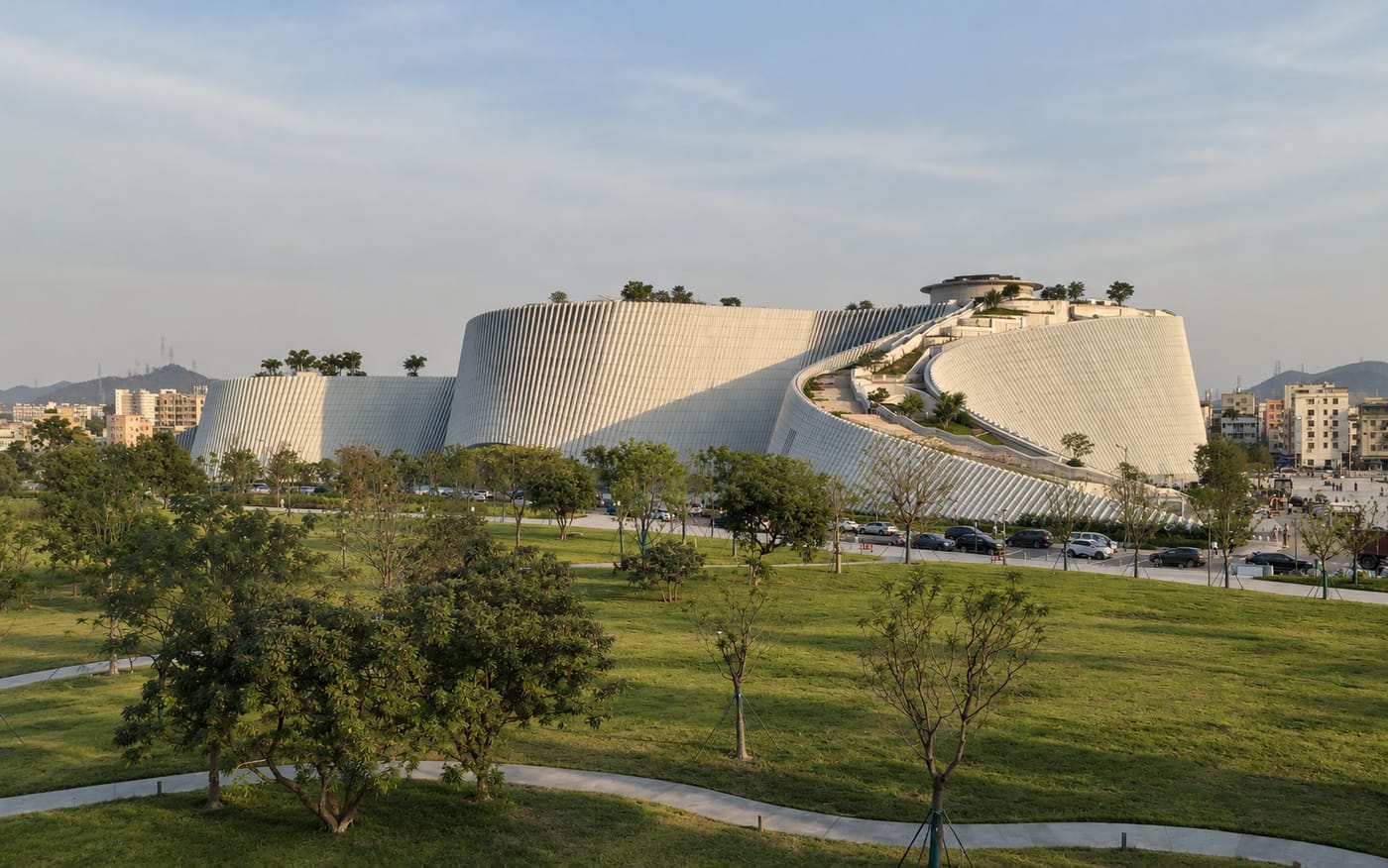 Centro de exposiciones de arquitectura moderna rodeado de parque en China